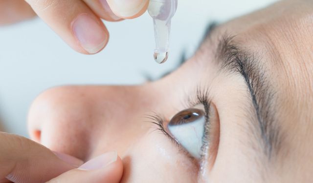 Çocuklara göz damlasını doğru damlatmak için öneriler