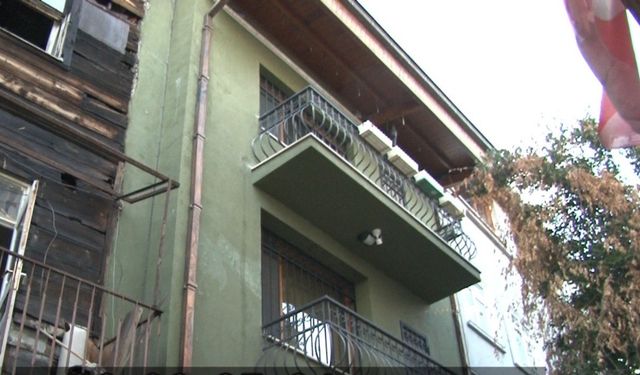 Çıkan yangında ünlü oyuncunun evi de hasar gördü