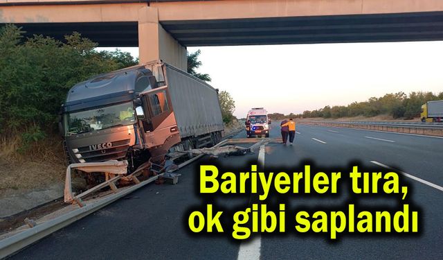 Bariyerler tıra ok gibi saplandı (Video)