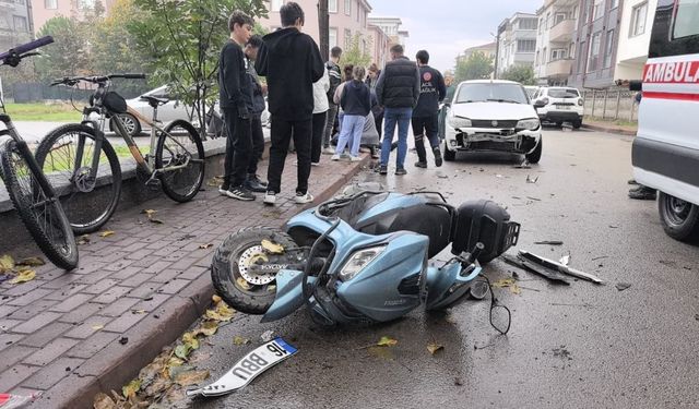 Otomobil ile çarpışan motosikletli yaralandı
