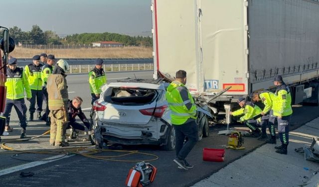 Tıra çarpan aracın sürücüsü öldü (Video)