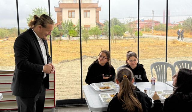 Lapseki Belediyesi maliyetin yarısına öğrencilere öğle yemeği veriyor