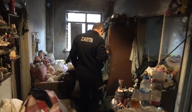 Yalnız yaşayan adamın evinden iki kamyon çöp çıktı (Video)