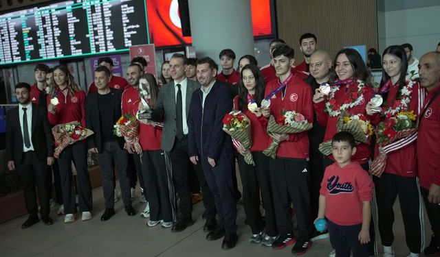 Dünya şampiyonu Taekwondo Milli Takımı, Türkiye’ye döndü