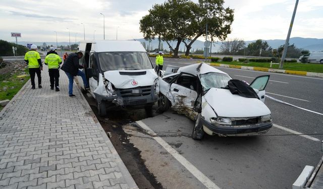 İşçi servisi ile otomobil çarpıştı! Ölü ve yaralılar var