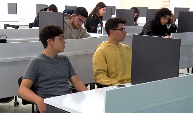 Lise öğrencileri bir ay boyunca üniversiteli oldu (Video)