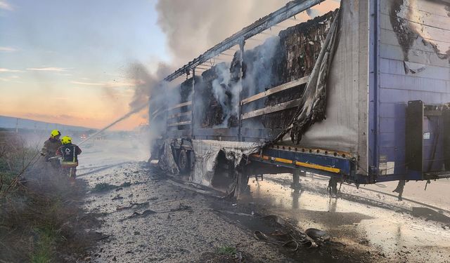 Tır dorsesi alev aldı