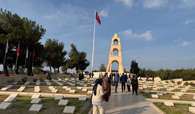 Şehit aileleri Çanakkale 57. Alay Şehitliğinde hüzünlendiler (Video)