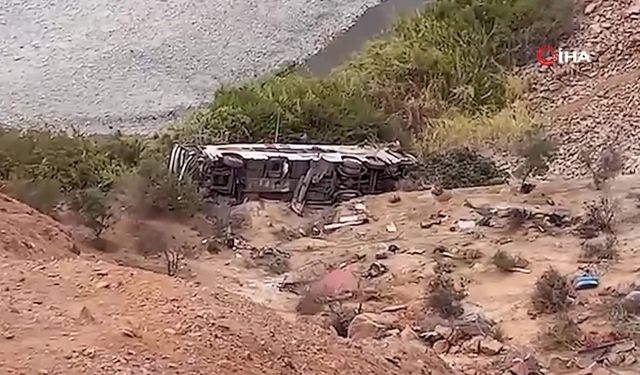 Kamyonetle çarpışan yolcu otobüsü şarampole yuvarlandı: 37 ölü, 13 yaralı