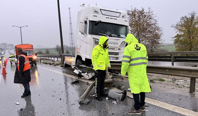 Tır bariyere saplandı (Video)