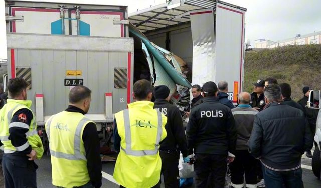 Araçta sıkışarak hayatını kaybetti (Video)