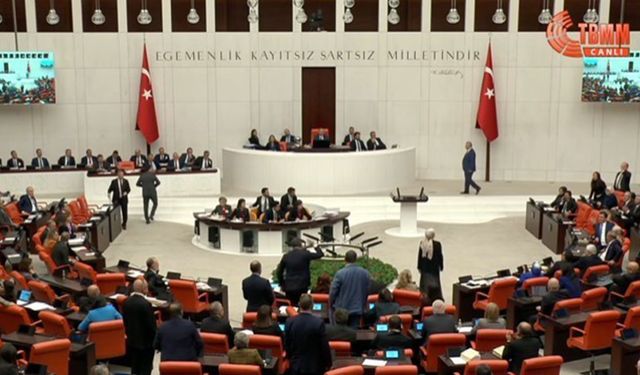 AK Parti Milli Dayanışma, kardeşlik ve Demokrasi Komisyonu raporunu TBMM’ye teslim etti