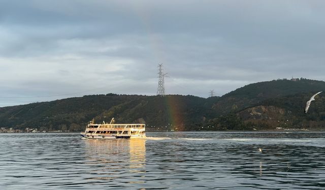 İstanbul Boğazı’nda gökkuşağı şöleni (Video)