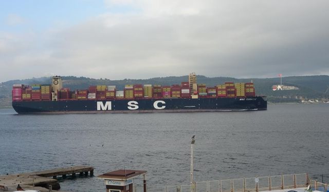 'MSC Türkiye' Çanakkale Boğazı'nda (Video)