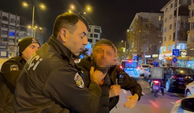 Tartıştığı gencin başında içki şişesini kırdı