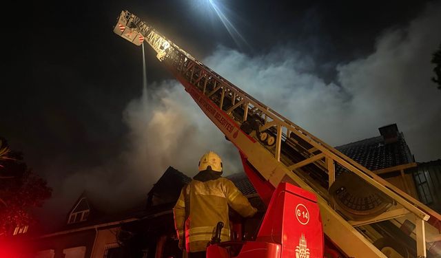 Villanın çatı katındaki yangın bitişiğindeki eve sıçradı