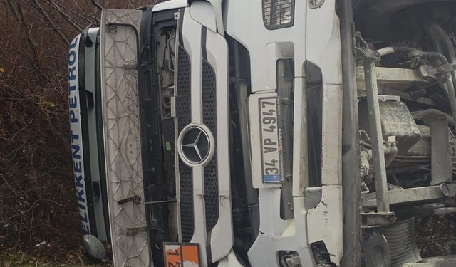 Petrol tankeri devrildi