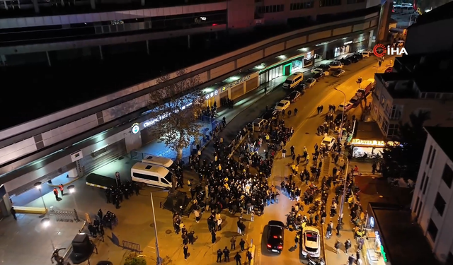 Fenerbahçeli taraftarlar Sadettin Saran'a destek için stat önünde toplandı