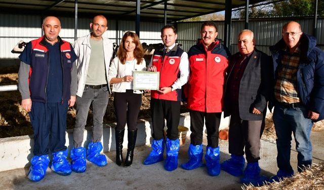 Biga’da kaliteli hayvansal üretim yapan üreticiye Ari İşletme Belgesi