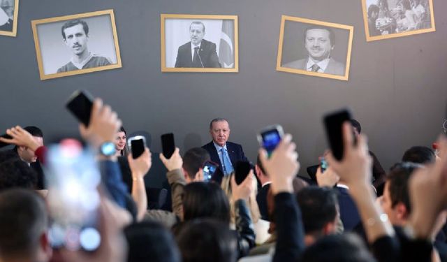 Cumhurbaşkanı Erdoğan, gençlerle bir araya geldi