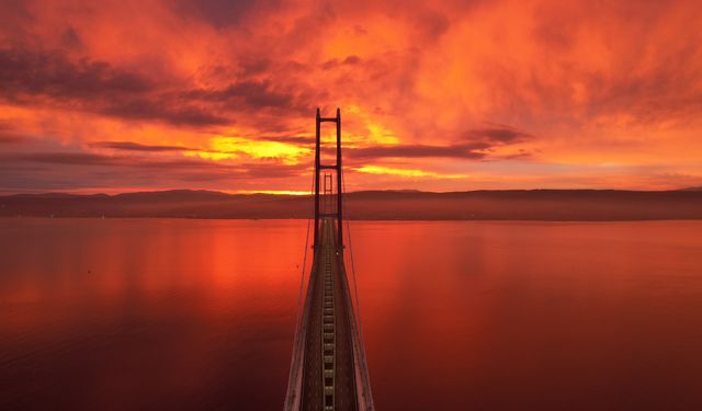 Çanakkale’de büyüleyici gündoğumu, boğaz kızıllığa büründü