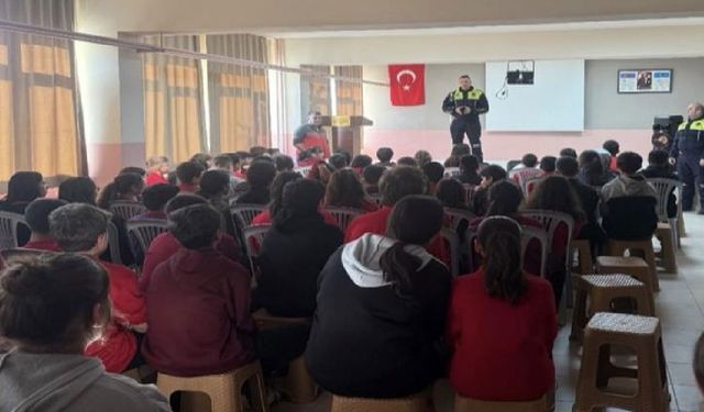 Öğrenci ve öğretmenlere trafik bilgilendirmesi