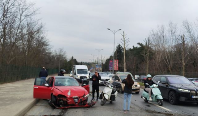 Kontrolden çıkan otomobil karşı şeritteki araçla çarpıştı