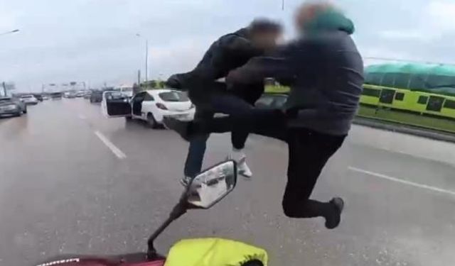 Uçan tekmelerin bedeli ağır oldu (Video)