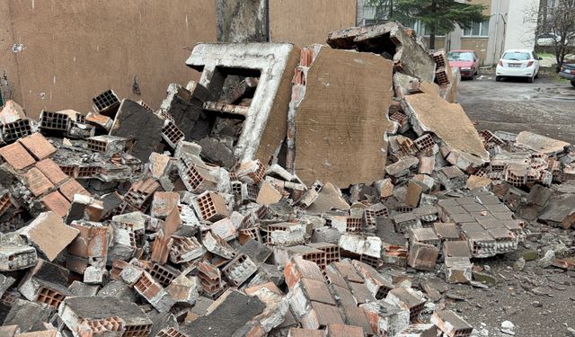 Facianın eşiğinden dönüldü: Apartman bacası çöktü