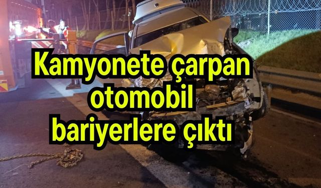 Kamyonete çarpan otomobil bariyerlere çıktı (Video)