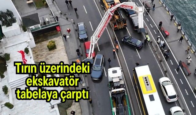 Tırın üzerindeki ekskavatör tabelaya çarptı