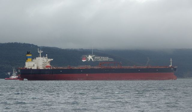 Bozcaada'da karaya oturan tanker bakıma götürülüyor (Video)