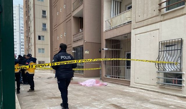 Kiralamak istediği 17. kattaki daireden düştü (Video)