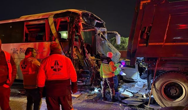 Otoyolda zincirleme kaza: 1 ölü, 19 yaralı (Video)