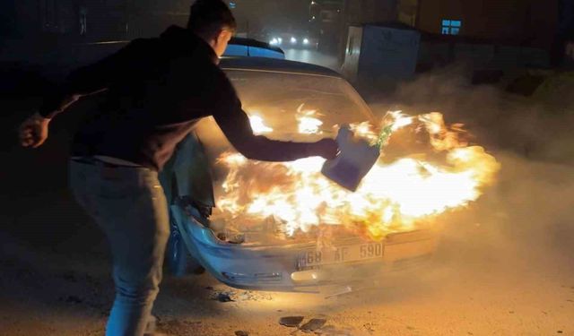 Alev alev yanan araca antifriz döküp söndürmeye çalıştı