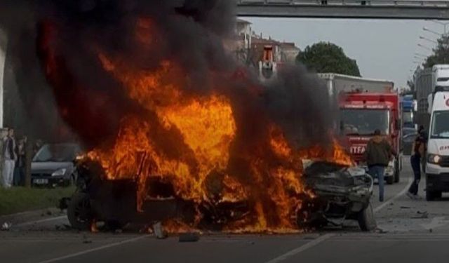 5 araçlı zincirleme kaza: 3 otomobil alev alev yandı (Video)