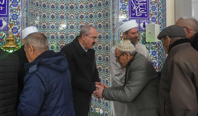 Vali Toraman, namaz sonrası vatandaşlarla bayramlaştı