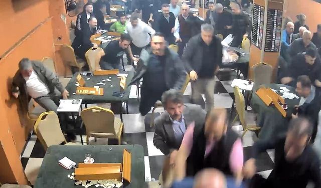 Deprem korkusuyla dışarı fırladılar! (Video)