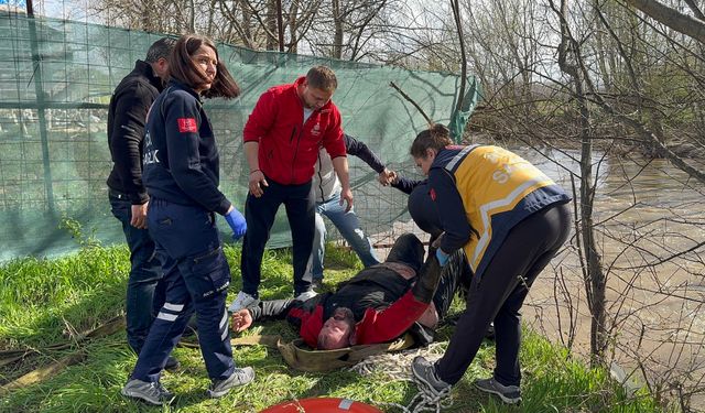 Nehre düşen kişiyi kurtarmak için zamanla yarış: Can pazarı yaşandı