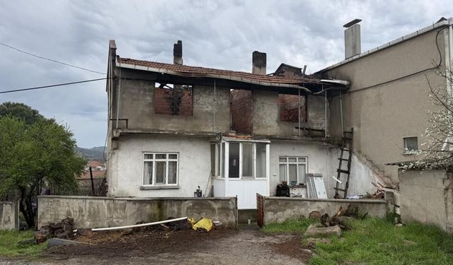 Çanakkale'de baca yangını çatıyı küle çevirdi (Video)