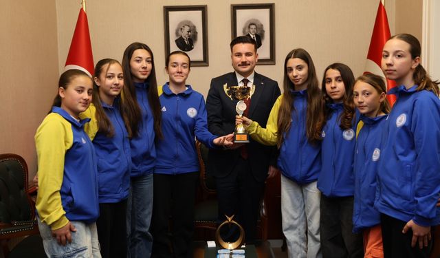 Gökçeada’nın şampiyon kızları kaymakamlık makamında ağırlandı