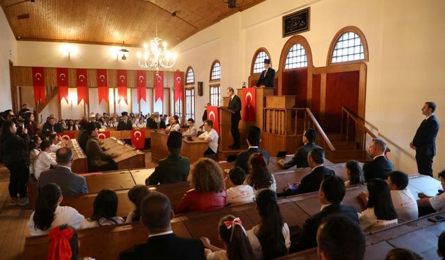 Çocuk meclisinden tarihi atmosferde 23 Nisan özel oturumu