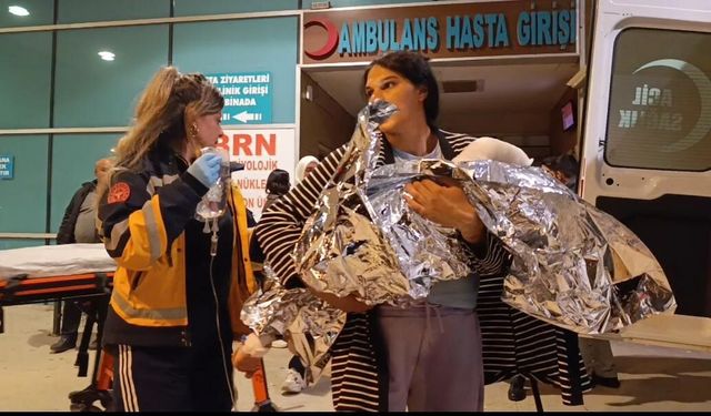 2 yaşındaki çocuk kaynar su dolu kovaya düştü (Video)