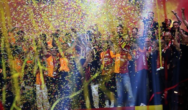 Şampiyon Galatasaray kupasını aldı (Video)