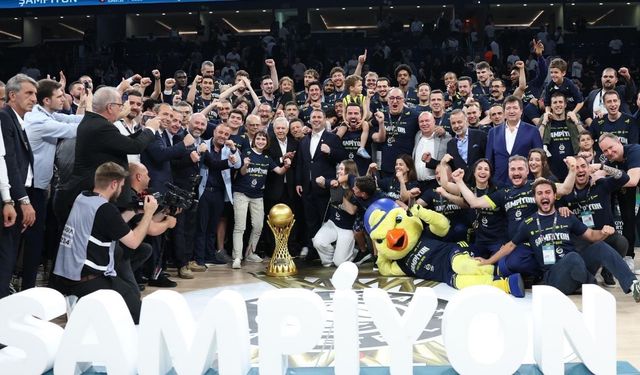 Şampiyon Fenerbahçe Beko kupasını aldı
