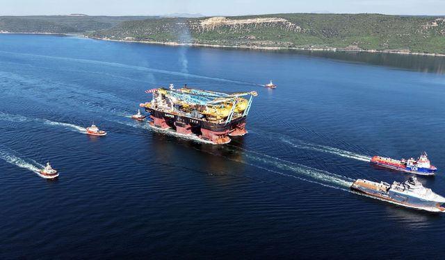 Dev vinç Çanakkale Boğazı’nda