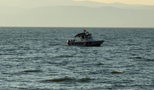 Akıntıya kapılan emekli polis hayatını kaybetti, oğlu kurtarıldı (Video)