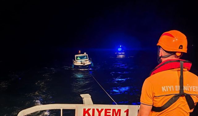 Çanakkale Boğazı’nda sürüklenen tekne kurtarıldı