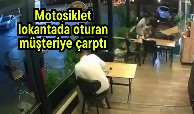 Motosiklet lokantada oturan müşteriye çarptı (Video)