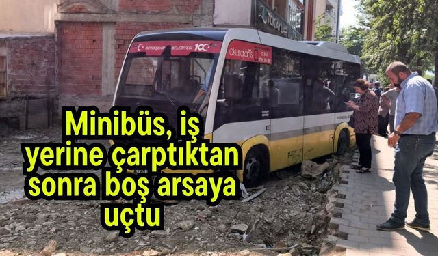 Minibüs, iş yerine çarptıktan sonra boş arsaya uçtu